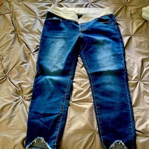 Maternity cropped frayed jeans NWT never worn.